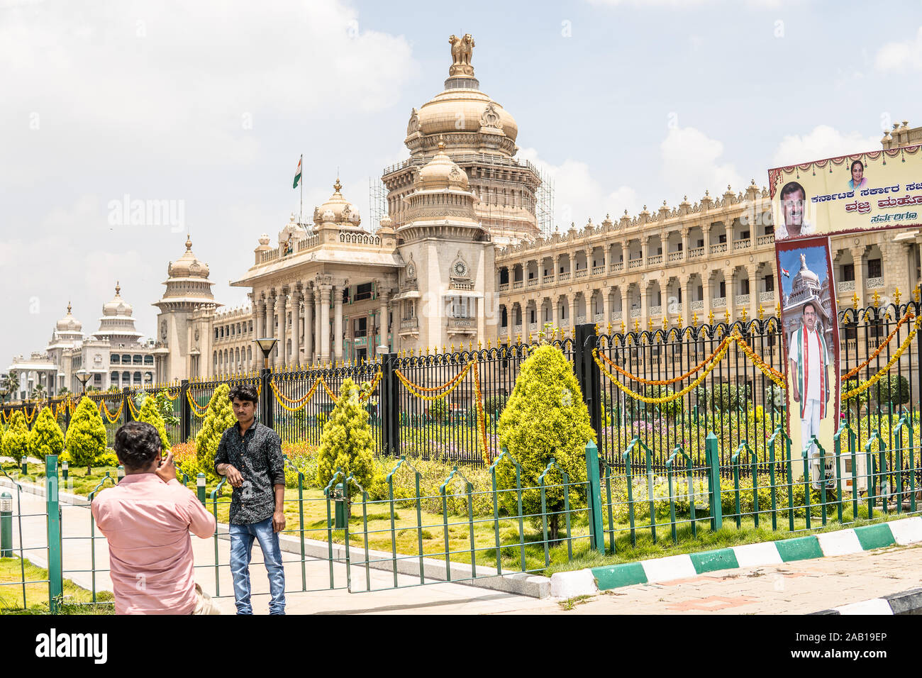 Bengaluru Vidhana Soudha, ciudad - Gobierno de Karnataka, en estilo descrito como Mysore Neo-Dravidian, incorpora, de Indo-Saracenic estilos dravídico Foto de stock