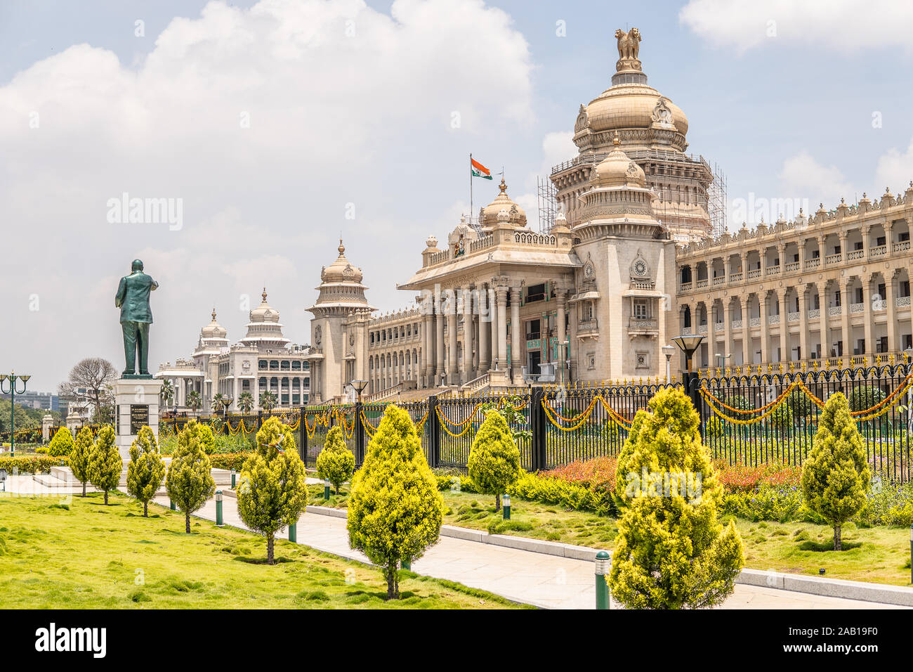 Bengaluru Vidhana Soudha, ciudad - Gobierno de Karnataka, en estilo descrito como Mysore Neo-Dravidian, incorpora, de Indo-Saracenic estilos dravídico Foto de stock