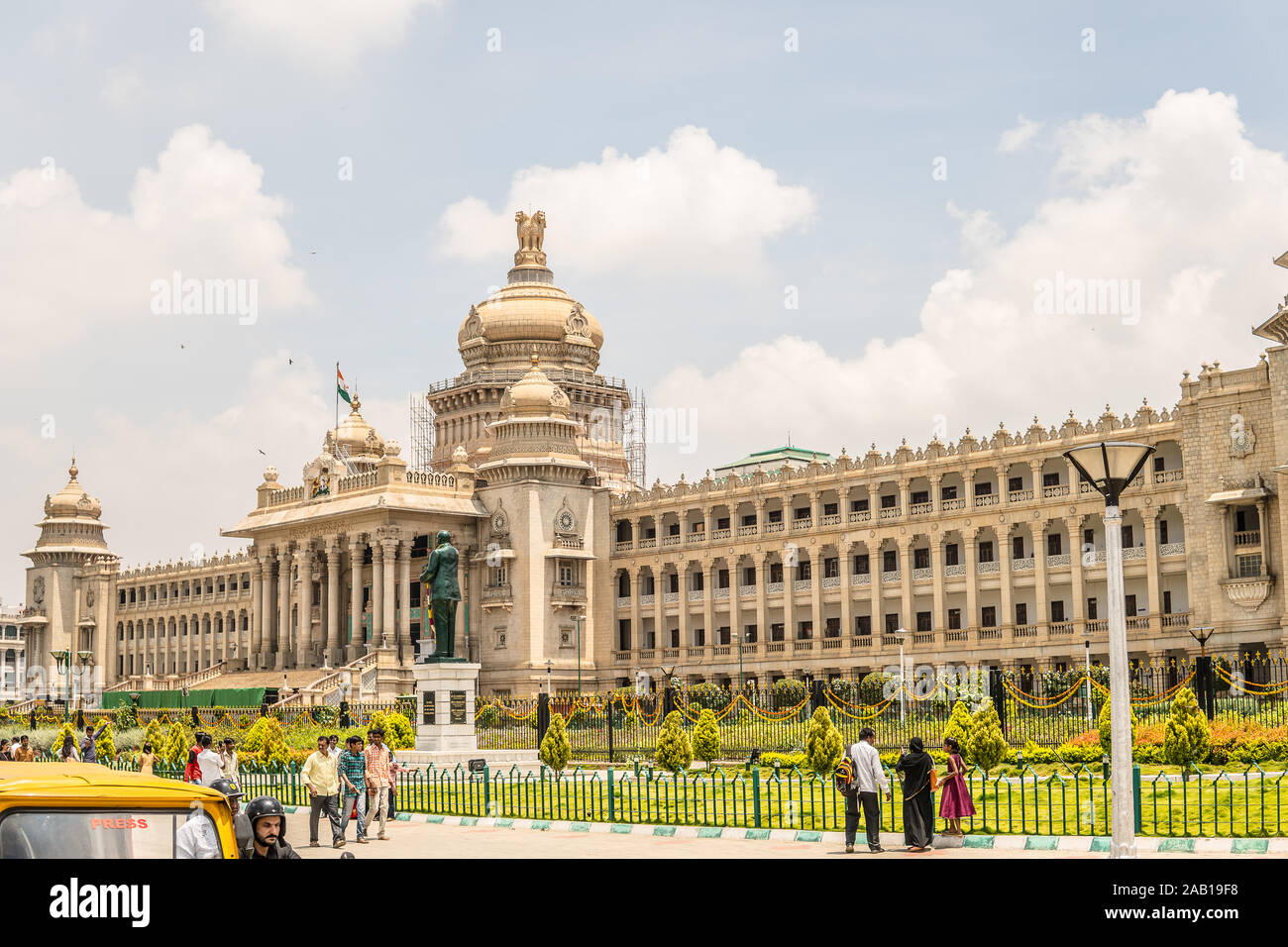 Bengaluru Vidhana Soudha, ciudad - Gobierno de Karnataka, en estilo descrito como Mysore Neo-Dravidian, incorpora, de Indo-Saracenic estilos dravídico Foto de stock