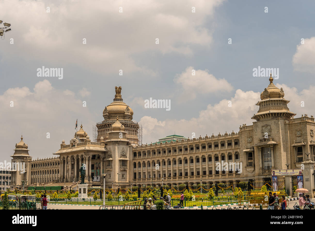 Bengaluru Vidhana Soudha, ciudad - Gobierno de Karnataka, en estilo descrito como Mysore Neo-Dravidian, incorpora, de Indo-Saracenic estilos dravídico Foto de stock