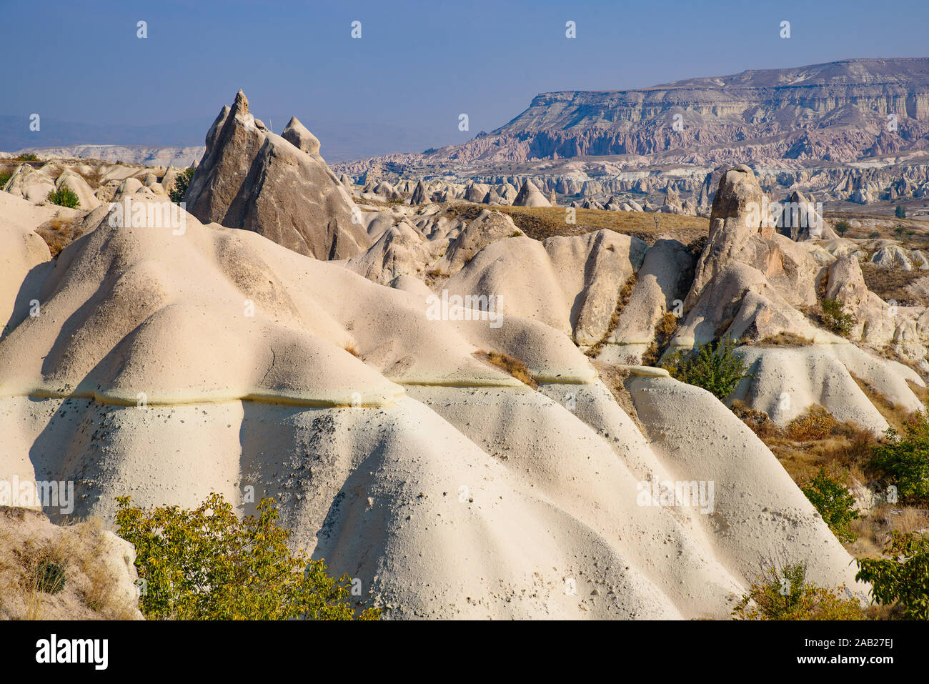 Las formaciones rocosas de las crestas de las montañas, valles y pináculos en el Parque Nacional de Göreme, Cappadocia, Turquía Foto de stock