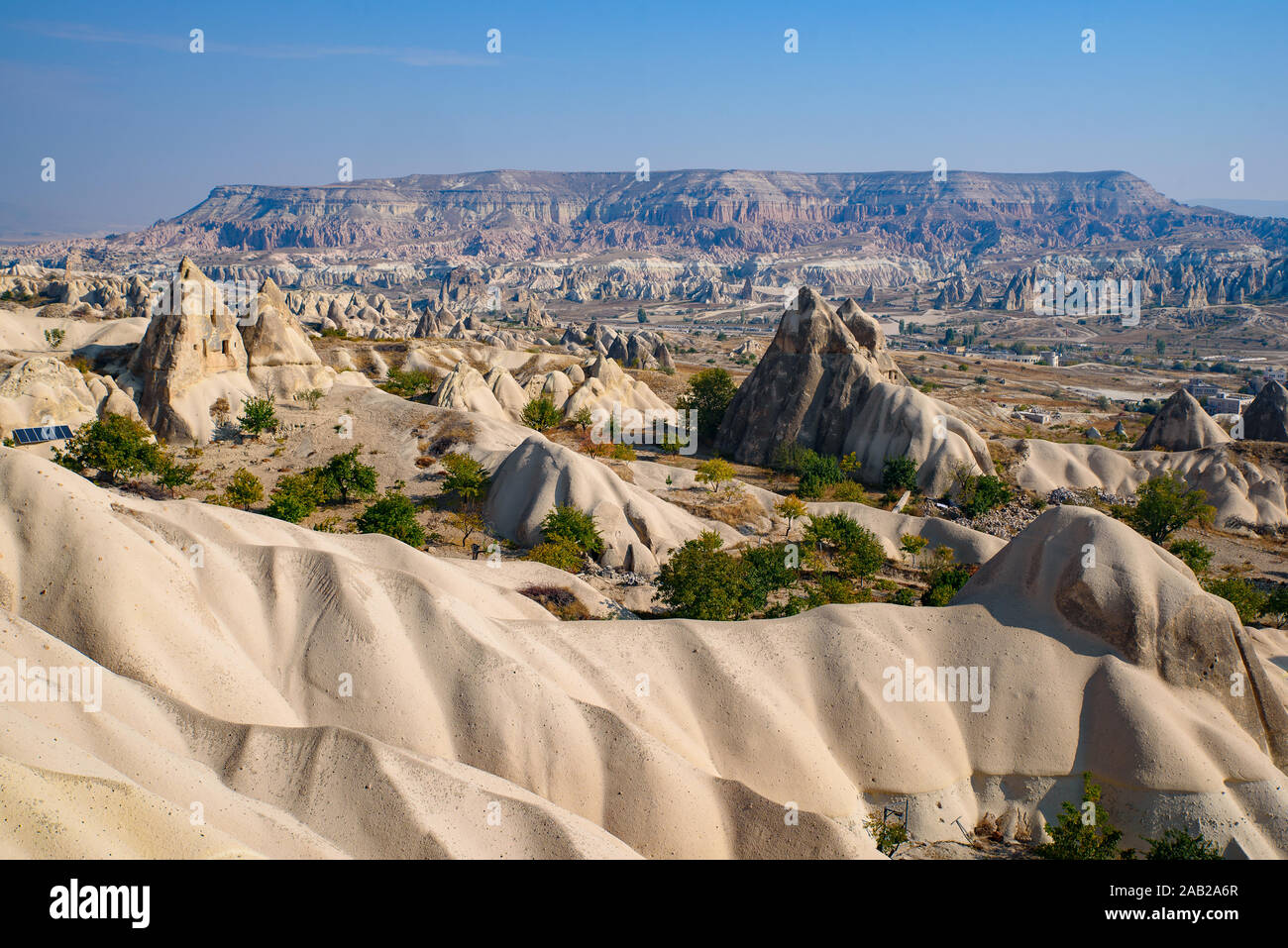 Las formaciones rocosas de las crestas de las montañas, valles y pináculos en el Parque Nacional de Göreme, Cappadocia, Turquía Foto de stock