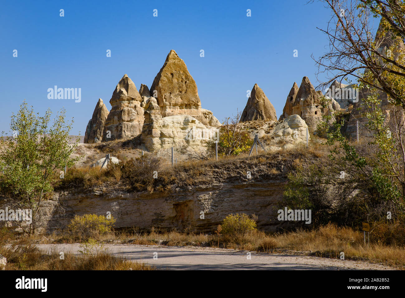 Las formaciones rocosas de las crestas de las montañas, valles y pináculos en el Parque Nacional de Göreme, Cappadocia, Turquía Foto de stock