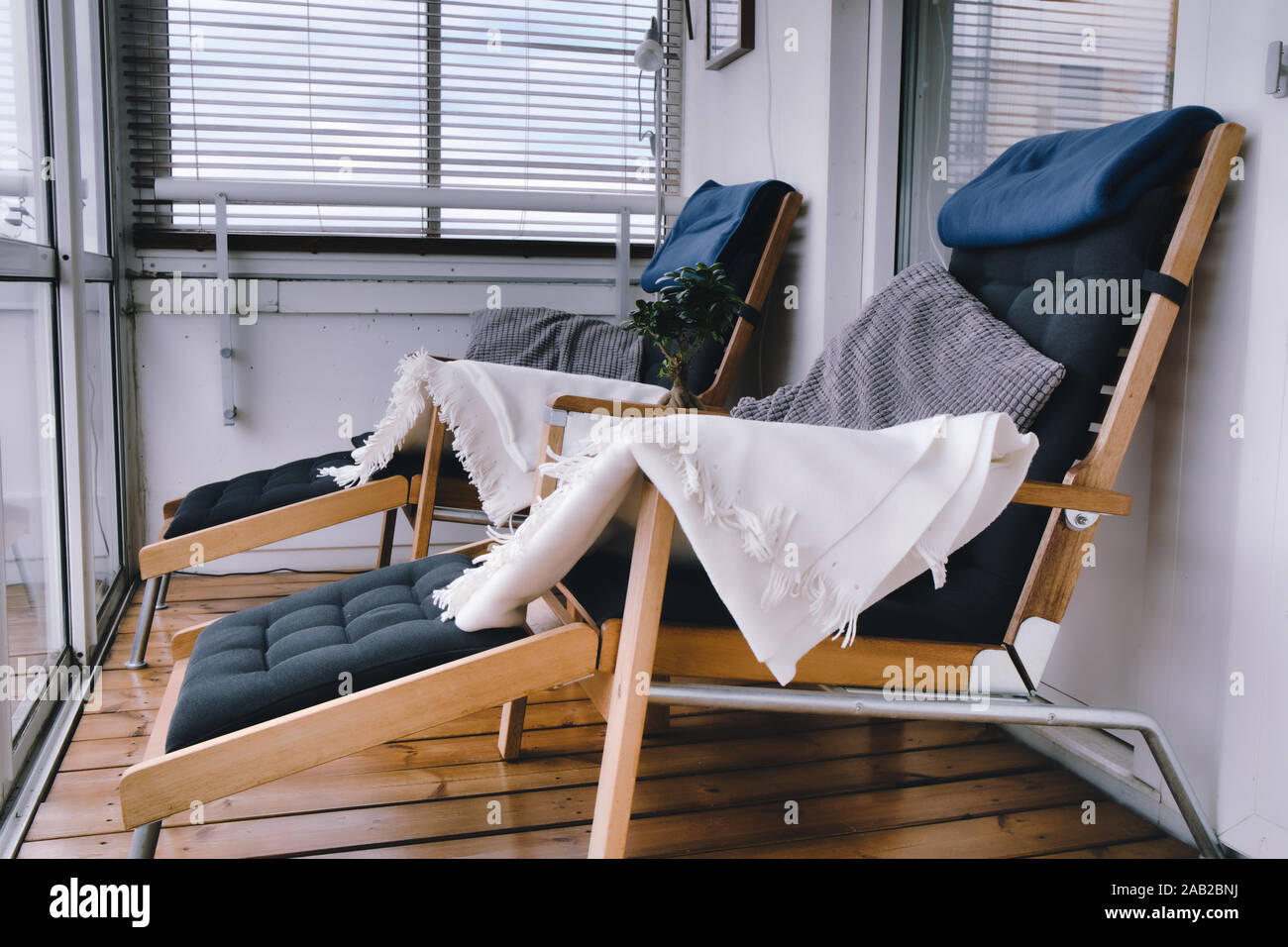 Elegante apartamento de lujo cerrada sueca terraza con madera, sillas  reclinables y mantas, Upplands Vasby, Estocolmo, Suecia Fotografía de stock  - Alamy