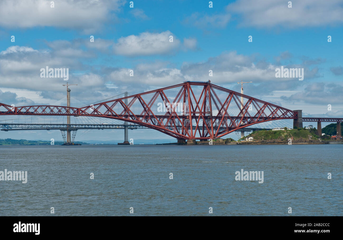 Ver el Firth of Forth mostrando el Forth Railway Bridge, el puente de Forth Road y cruce de Queensferry Road Bridge. Lothian, Escocia Foto de stock