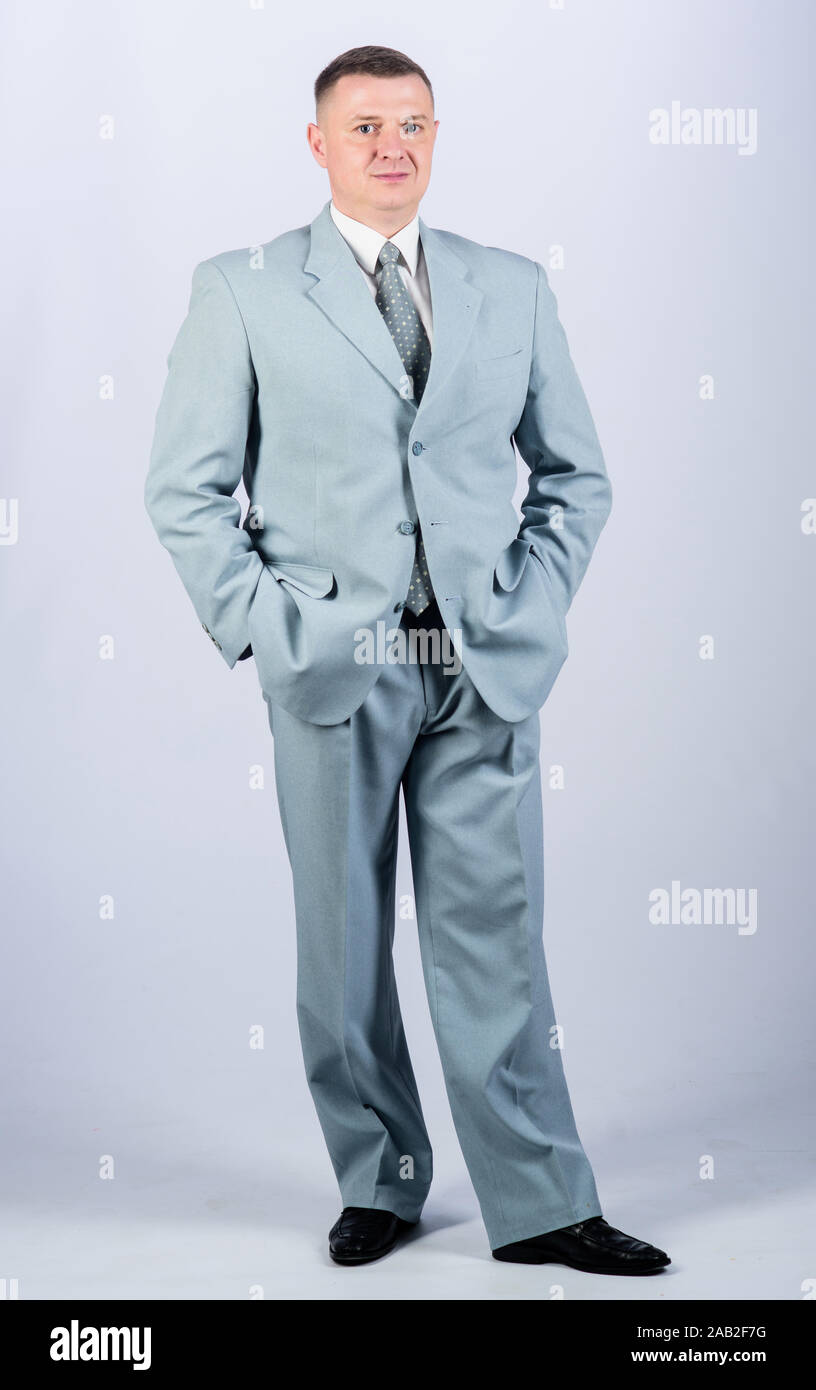 La moda nupcial. El hombre bien arreglado elegante apariencia caucásica vestir  ropa formal. Tienda de moda masculina. Concepto de empresario. Ropa de  estilo formal. Corporativo y formal. Jefe jefe de departamento Fotografía