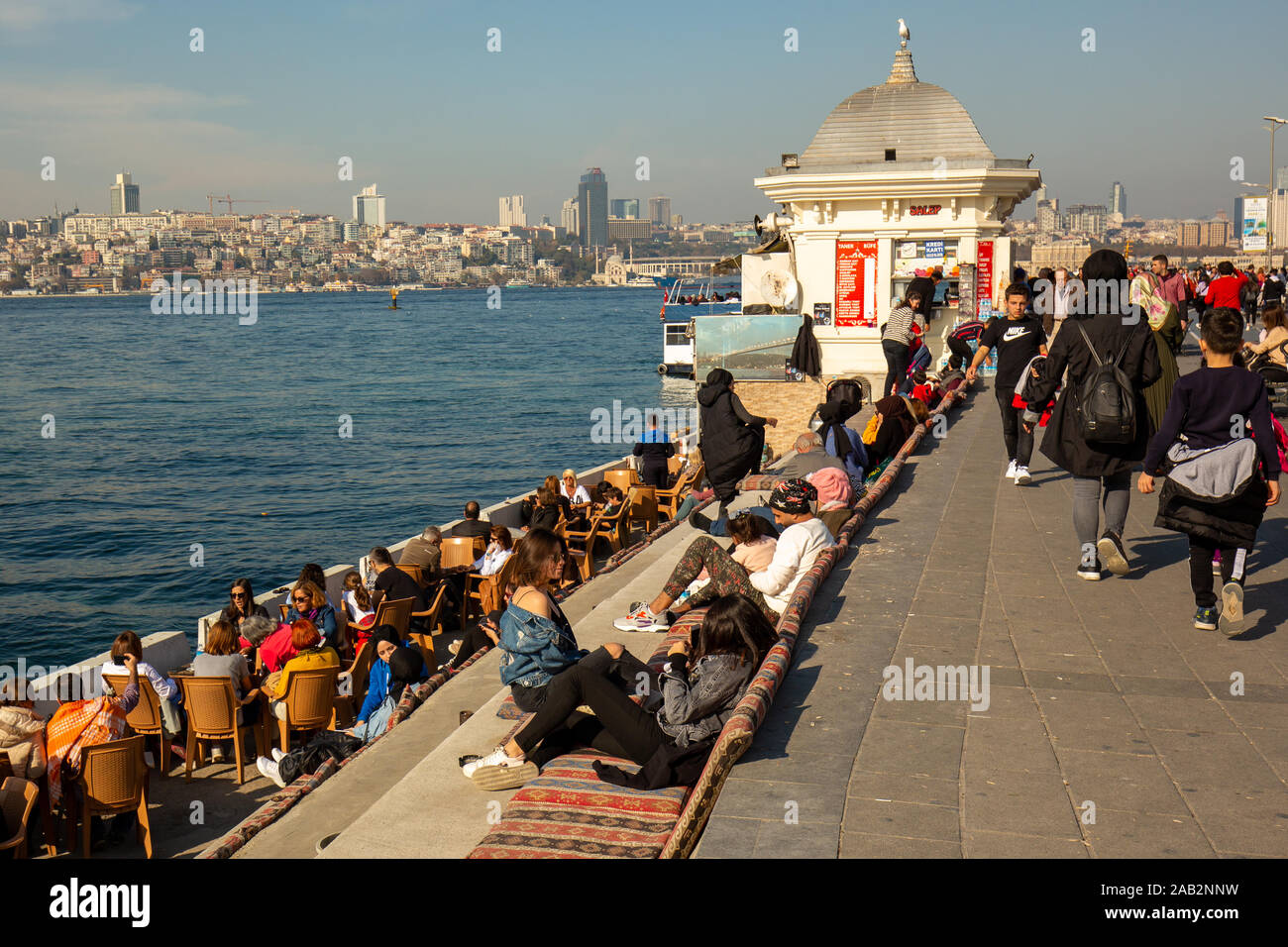 Uskudar cafe fotografías e imágenes de alta resolución - Alamy