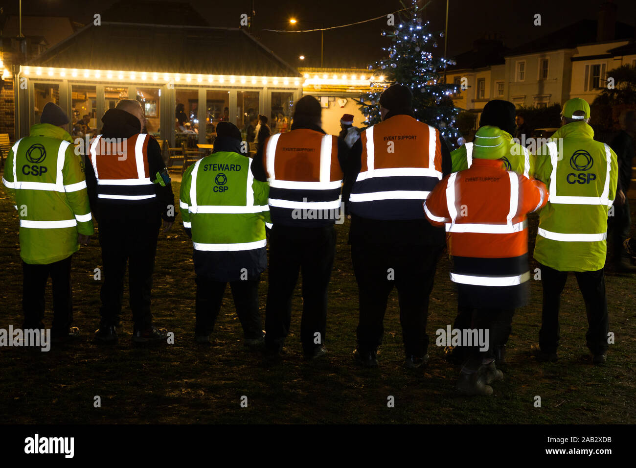 Caso stewards en naranja, chaqueta amarilla/verde hi vis / Chaquetas de alta visibilidad con bandas reflectantes altamente / Tiras de material. Reino Unido (114) Foto de stock