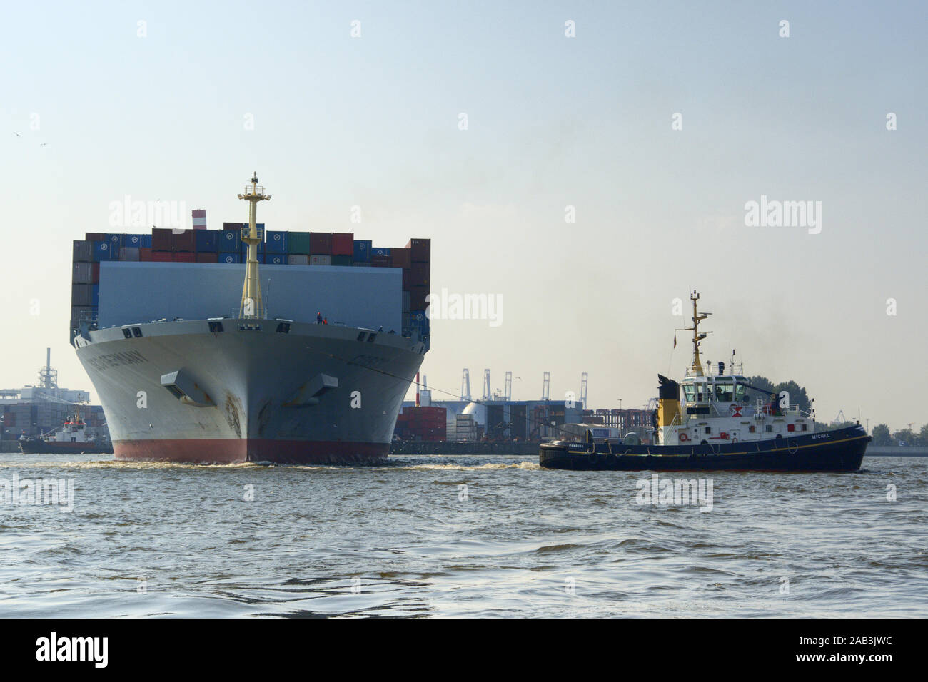 Mit Containerschiff Schlepper im Hamburger Hafen Foto de stock