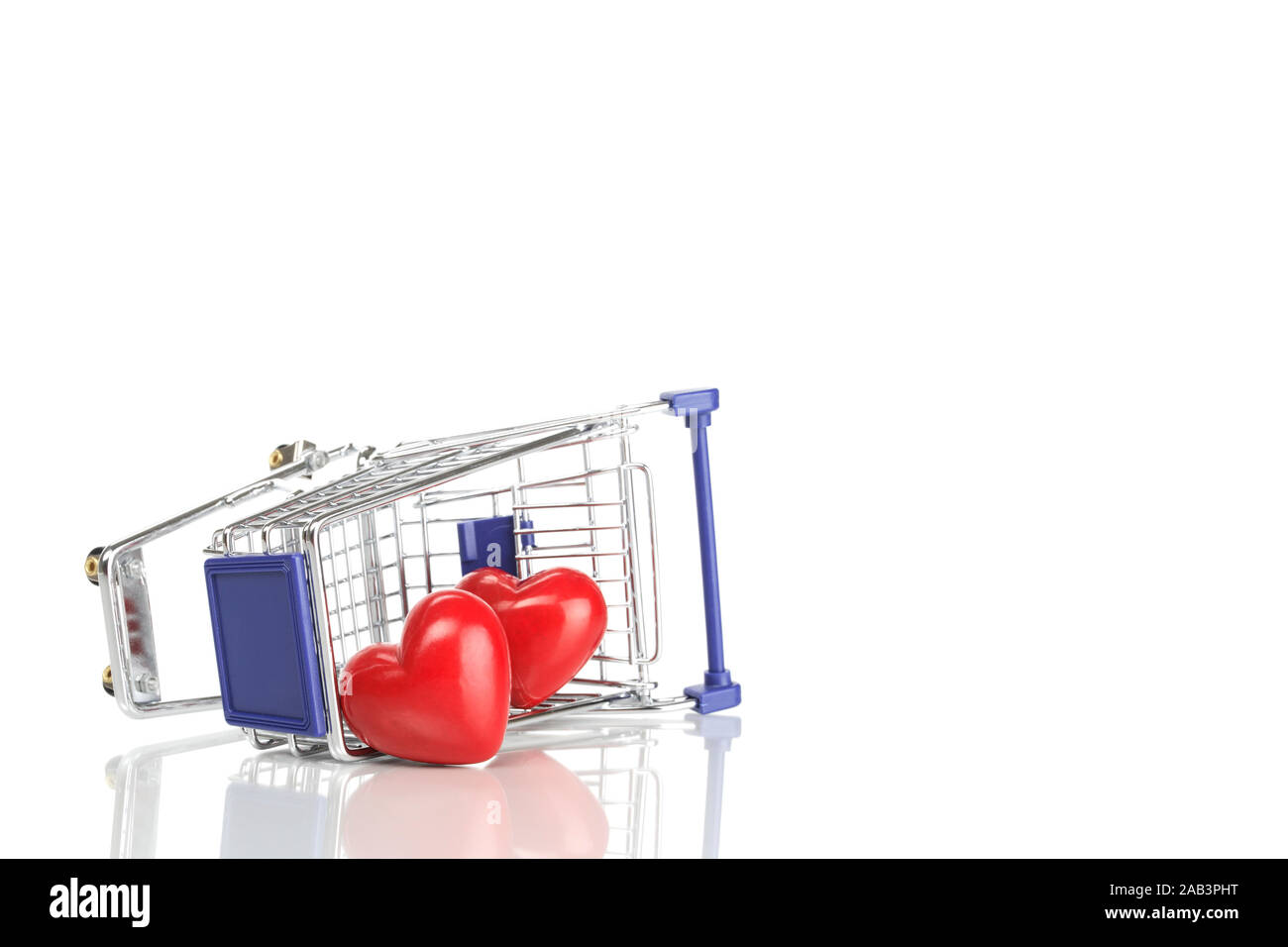 Rote Zwei Herzen mit einem Geschaeft Einkaufswagen, mit der liebe Foto de stock