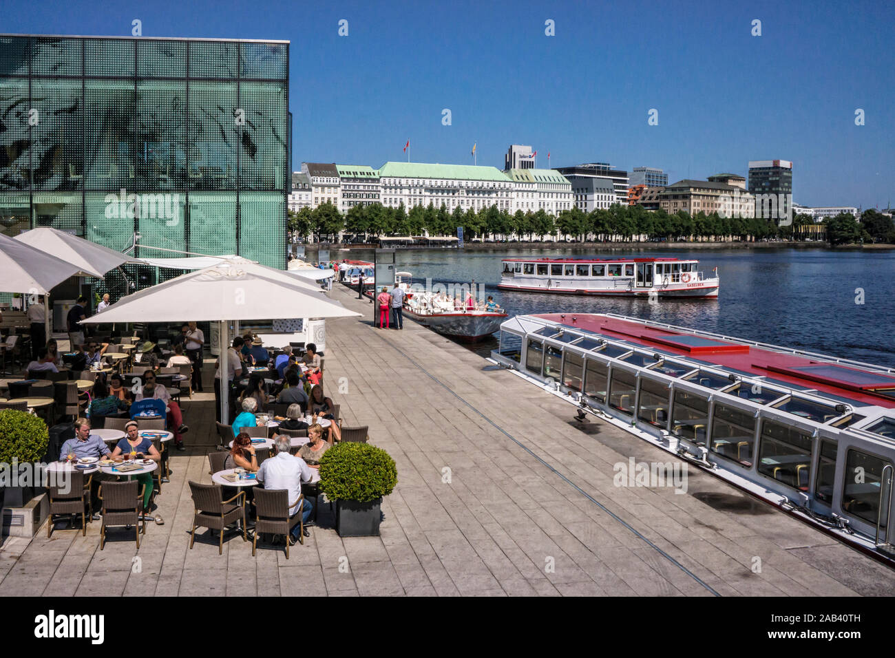Anlegestelle für Ausflugsboote an der en Hamburgo Binnenalster |embarcadero para realizar paseos en barco por el lago Alster en Hamburgo| Foto de stock