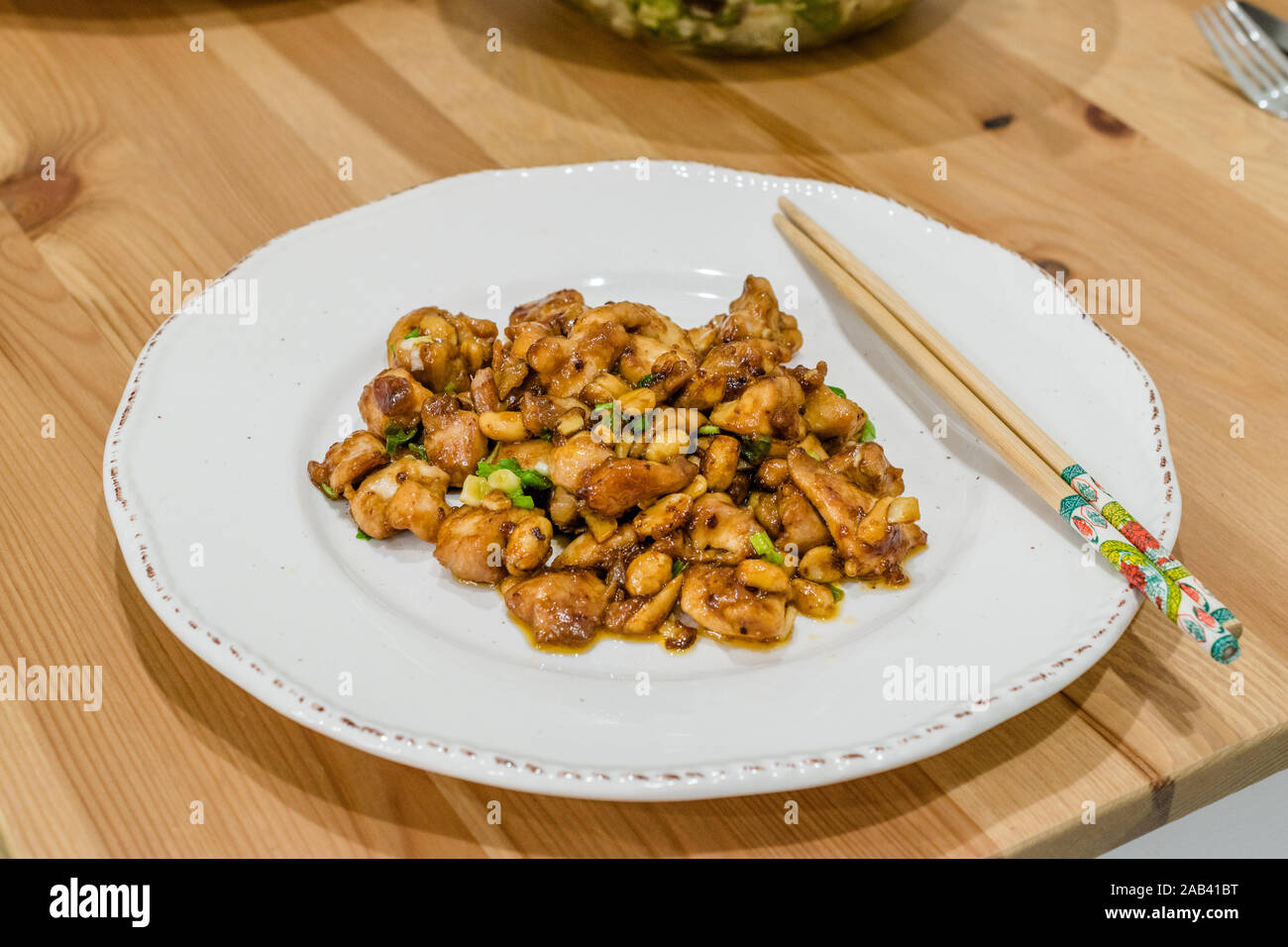 Kung Pao casera pollo con maní, pimientos, salsa de soja, el cebollín
