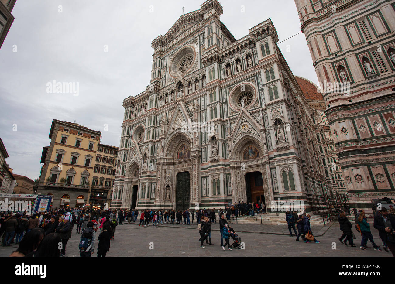 Piazza del Duomo de Florencia con turistas 14 Foto de stock