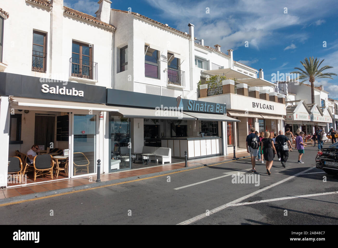 Calle principal en el popular puerto de Puerto Banús, España Fotografía de  stock - Alamy