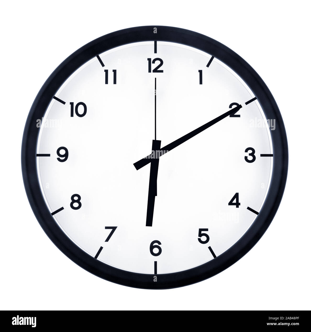 Reloj analógico clásico apuntando a las seis quince o'clock, aislado sobre  fondo blanco Fotografía de stock - Alamy