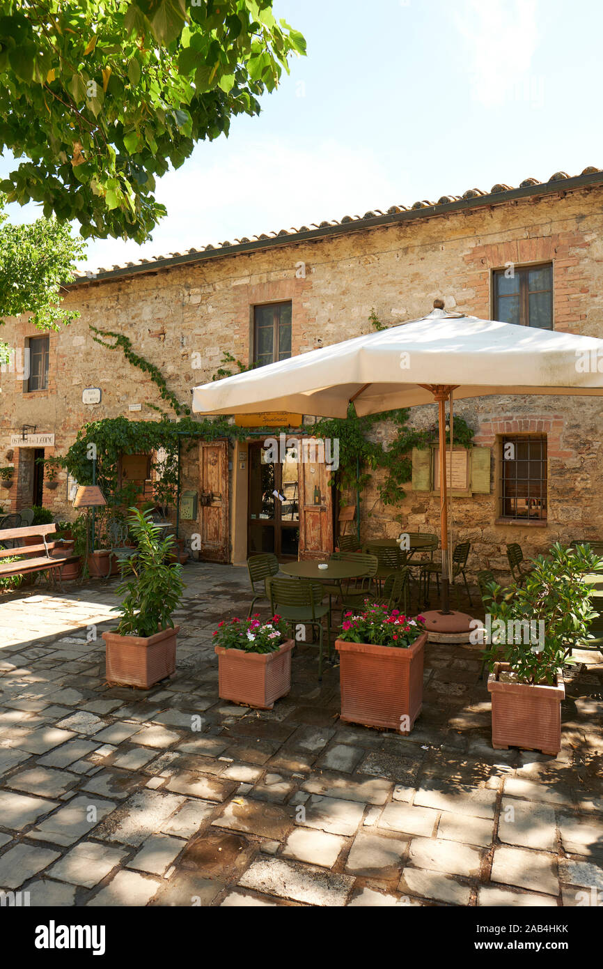 La Bottega di Cacio en la aldea de Bagno Vignoni de Val d' Orcia en Toscana Italia - restaurante toscano Foto de stock