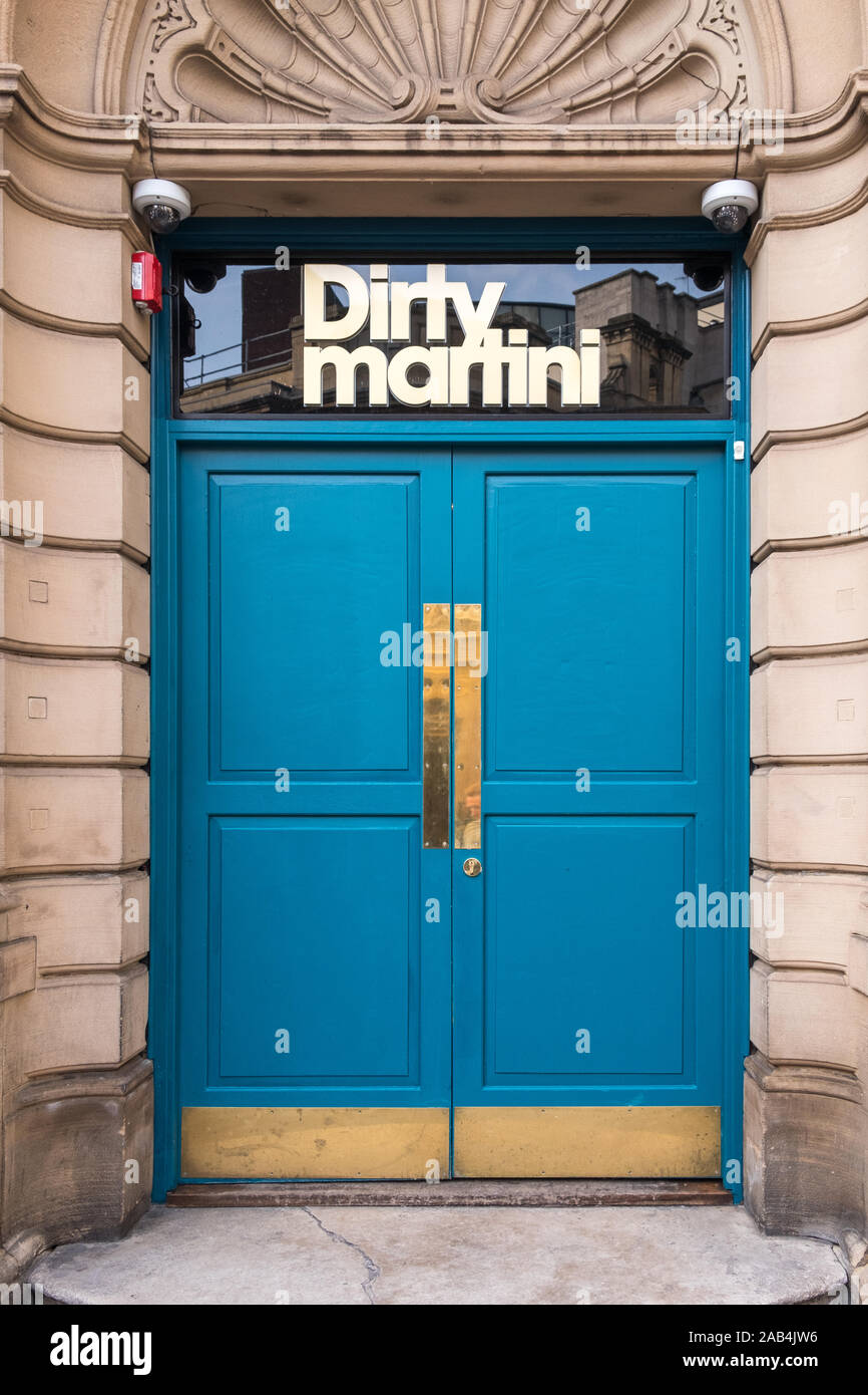 En la entrada de la puerta azul brillante Dirty Martini cocktail bar en Bennetts Hill, Birmingham, Reino Unido Foto de stock