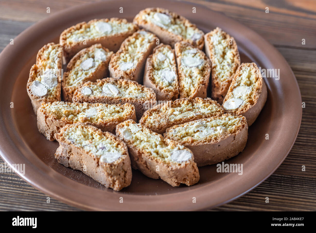 Cantuccini en la placa de fondo de madera Foto de stock