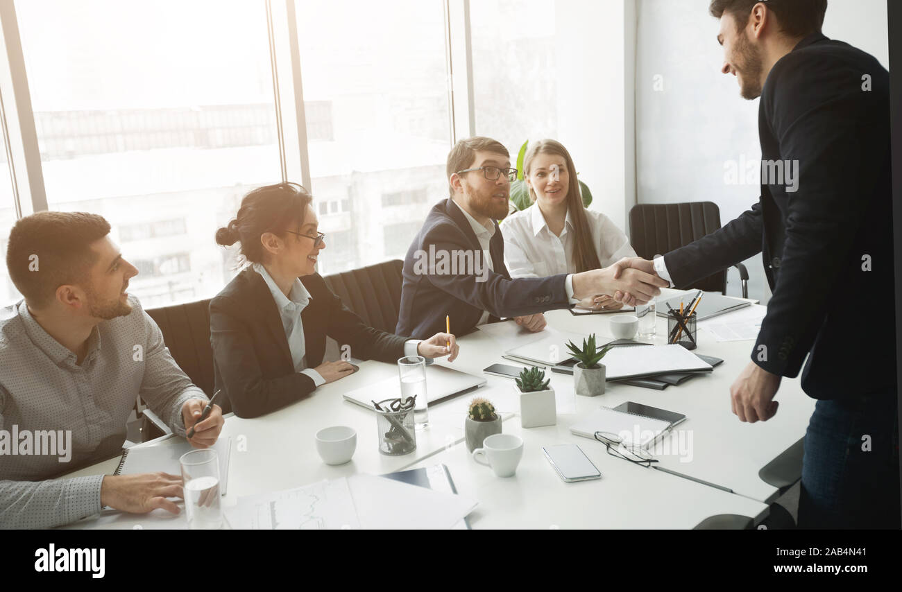 Los miembros de la comisión, felicitar al solicitante con el trabajo Foto de stock