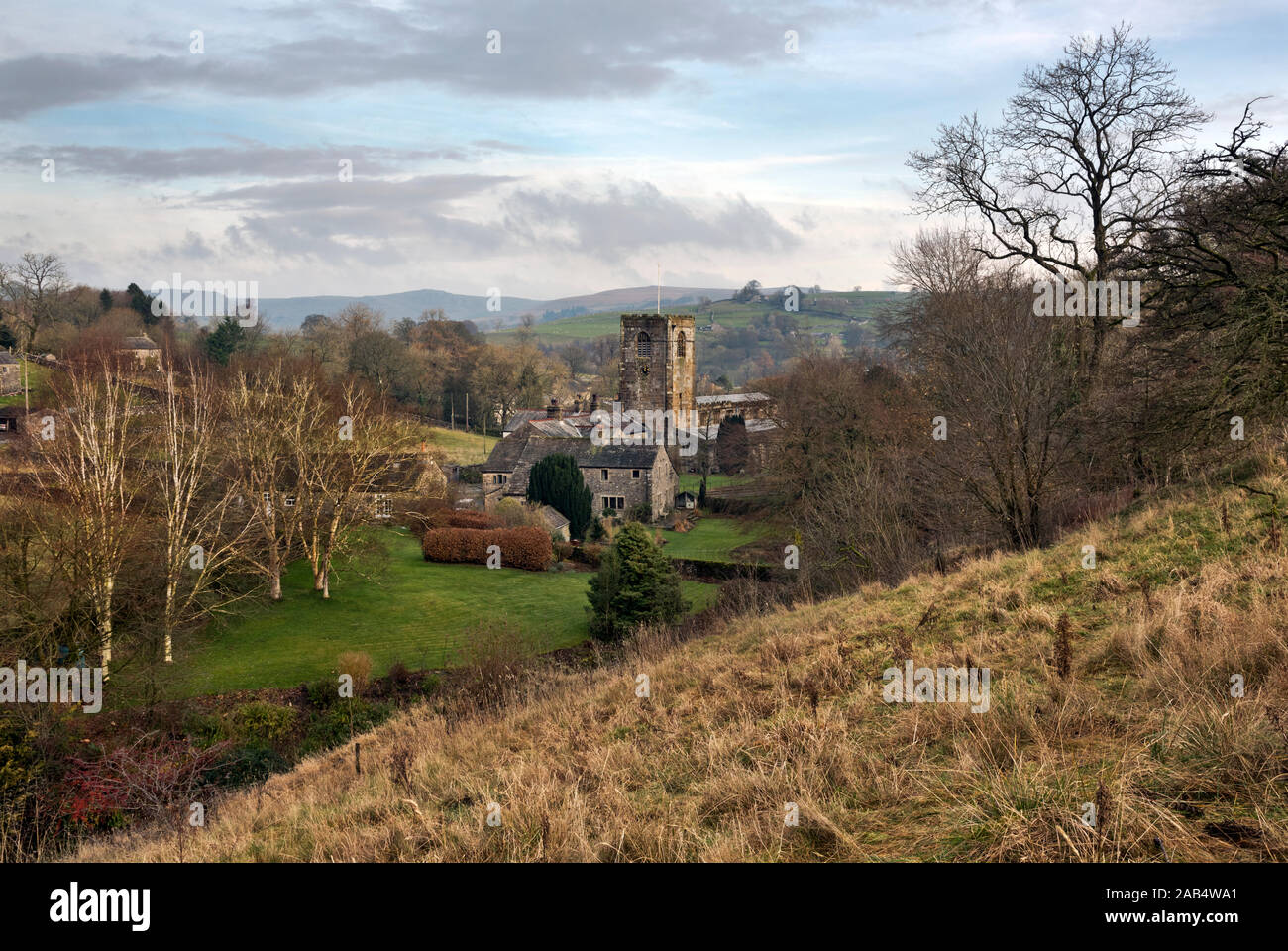 Vista otoñal de Kirkby Malham village y la iglesia de San Miguel Arcángel, Yorkshire Dales National Park, REINO UNIDO Foto de stock