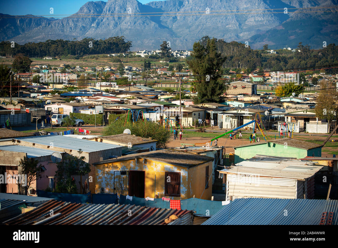 Barrio de chabolas cerca de Ciudad del Cabo en Sudáfrica el lujoso tren Rovos yendo de Pretoria a Ciudad del Cabo. Foto de stock