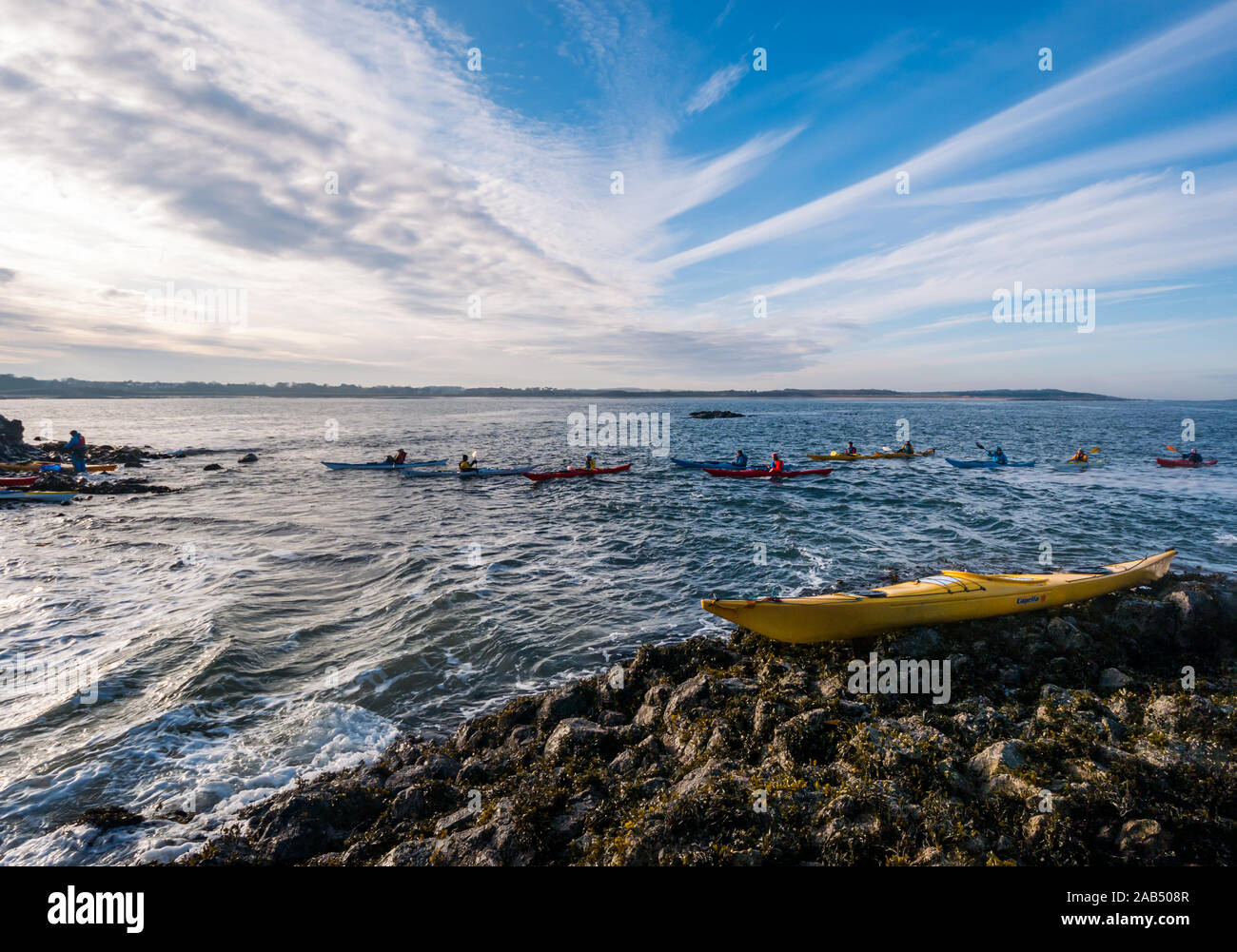 Kayak de Mar Club Lothian kayakers terrenos en costa rocosa, Cordero Isla, Firth of Forth, Escocia, Reino Unido Foto de stock