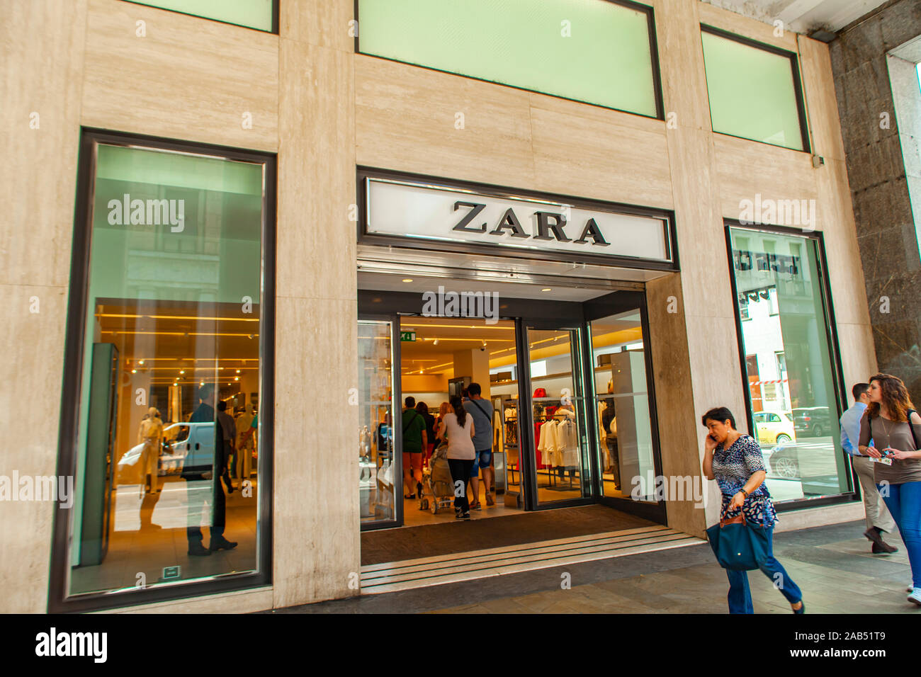 Turín, Italia - Junio 3, 2015: tienda Zara en Turín, Italia. Es una empresa  dedicada a la fabricación de textiles para el hogar y fue fundada en 2003  Fotografía de stock - Alamy