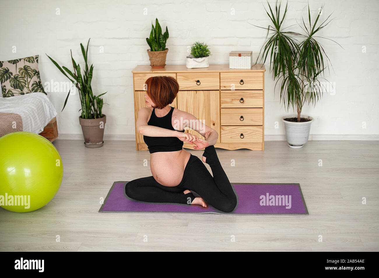 Retrato de una joven y bella mujer embarazada. Ejercicios con fitball en  casa. Trabajar, yoga y fitness, embarazo concepto Fotografía de stock -  Alamy