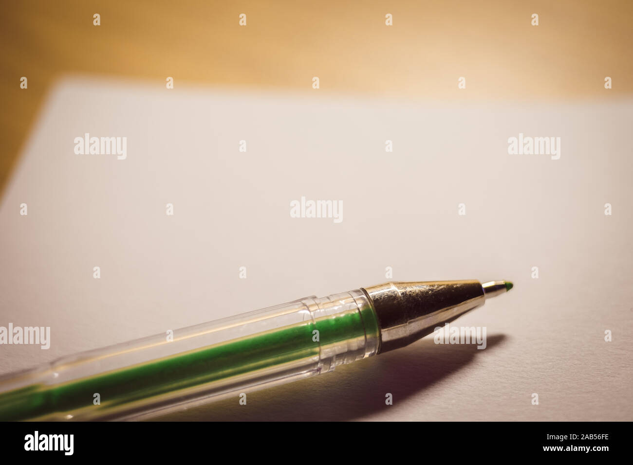 Bolígrafo de gel verde en un cuaderno de papel blanco, un accesorio para la  creatividad en la mesa Fotografía de stock - Alamy