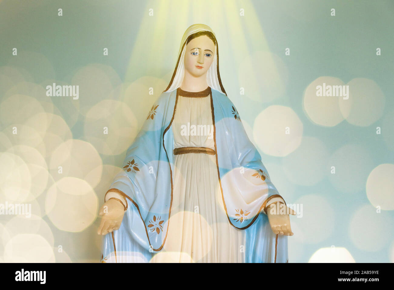 Estatua de Nuestra Señora de Gracia en la iglesia de la Virgen María, Madre de Dios, en la religión católica Foto de stock