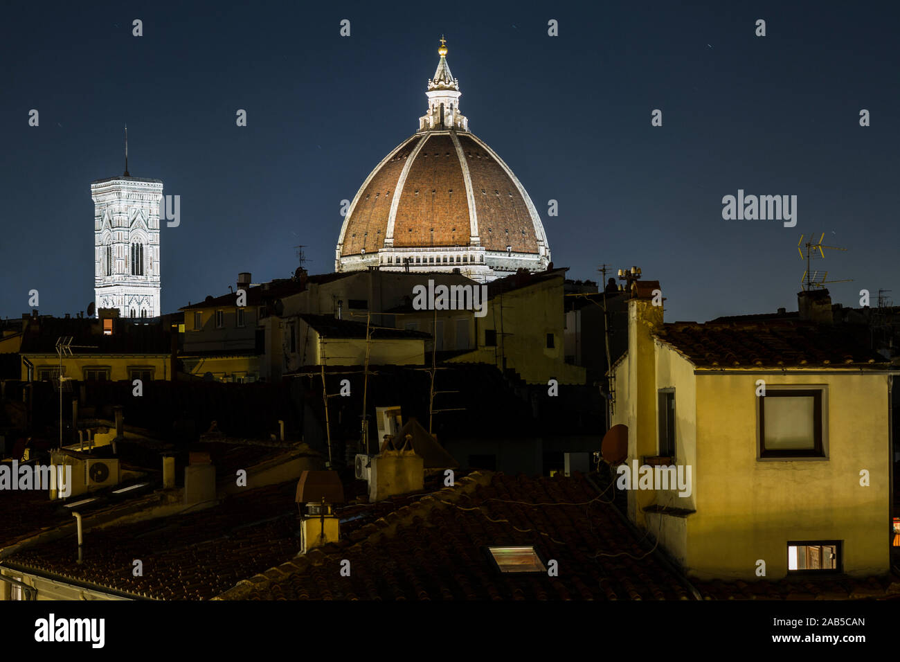 Florencia: vista de la catedral de Brunelleschi y el campanario de Giotto desde una posición inusual Foto de stock