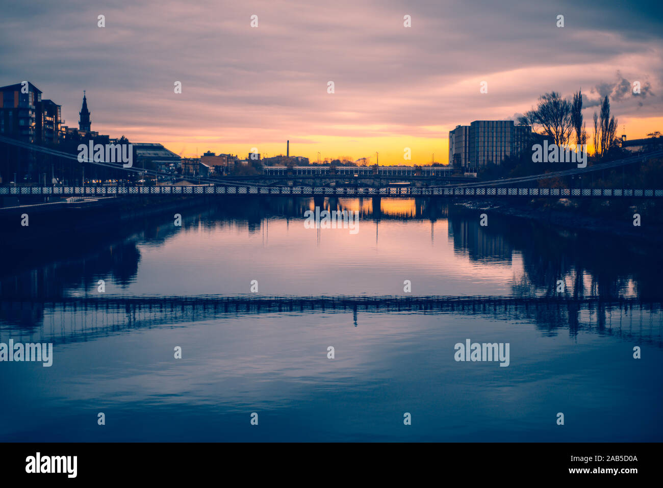 Puentes sobre el río Clyde en Glasgow, Escocia, en una mañana de invierno Foto de stock