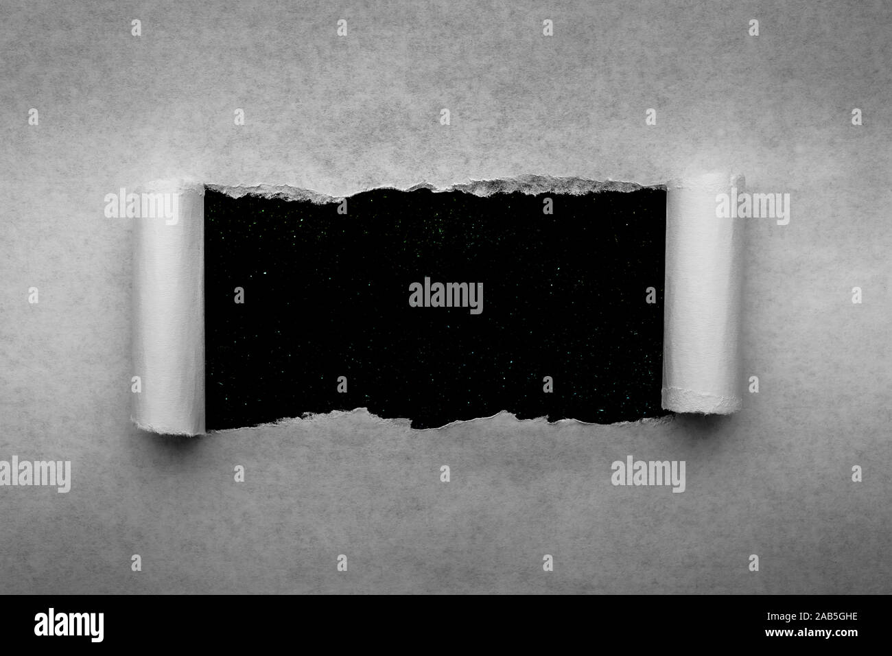 pics Papel Rasgado Negro Con Estrellas https www alamy es un agujero en el vintage de papel con bordes rasgados cercano con un fondo negro con un colorido espacio interior de estrellas en el universo un agujero en el papel con una vista image333881002 html