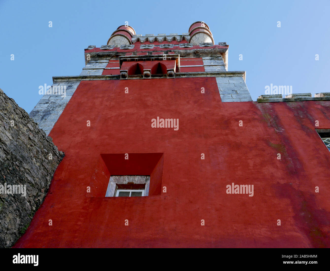 Las paredes pintadas de rojo de uno de los lados del castillo de Sintra, cerca de Lisboa en Portugal, conocido como el Palacio de Pena en São Pedro de Penaferrim Foto de stock