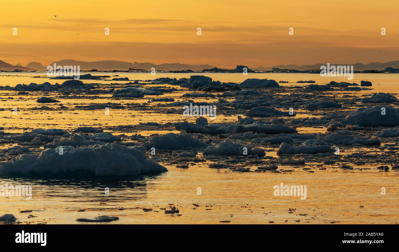 Sol Medianoche E Icebergs En Groenlandia (Bahía De Disko) Foto de stock