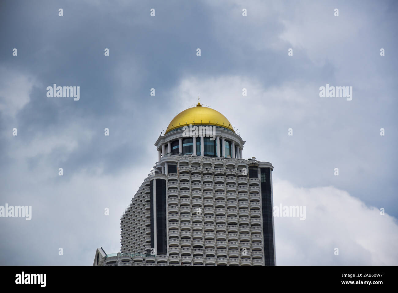 Bangkok, Tailandia .11.24.2019: cúpula dorada del Sky Bar azotea de Lebua State Tower ofrece una de las mejores vistas de la ciudad. Hace aún más famoso Foto de stock