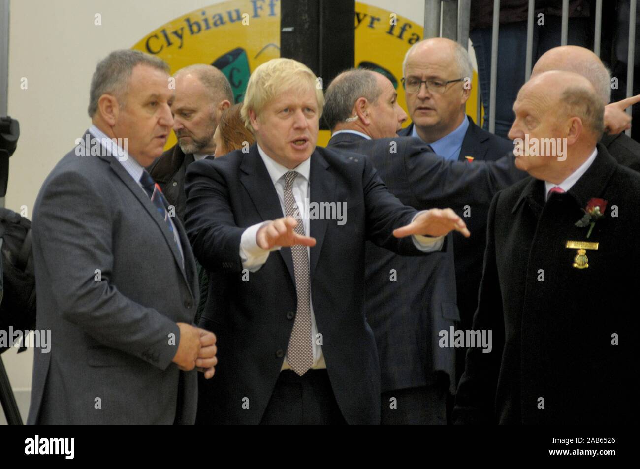 Llanelwedd, Builth Wells, Powys, Reino Unido, 25 de noviembre de 2019. El Primer Ministro Boris Johnson llega al anillo de ganado durante una visita. Crédito: Barry Bullough/Alamy Live News Foto de stock