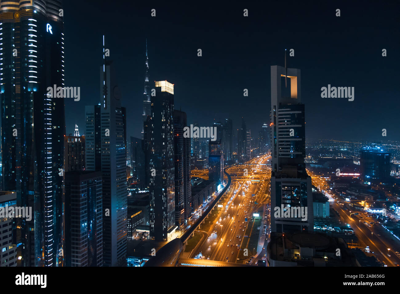 El centro de Dubai moderno paisaje urbano en la noche. Destino de viaje de lujo EAU Foto de stock