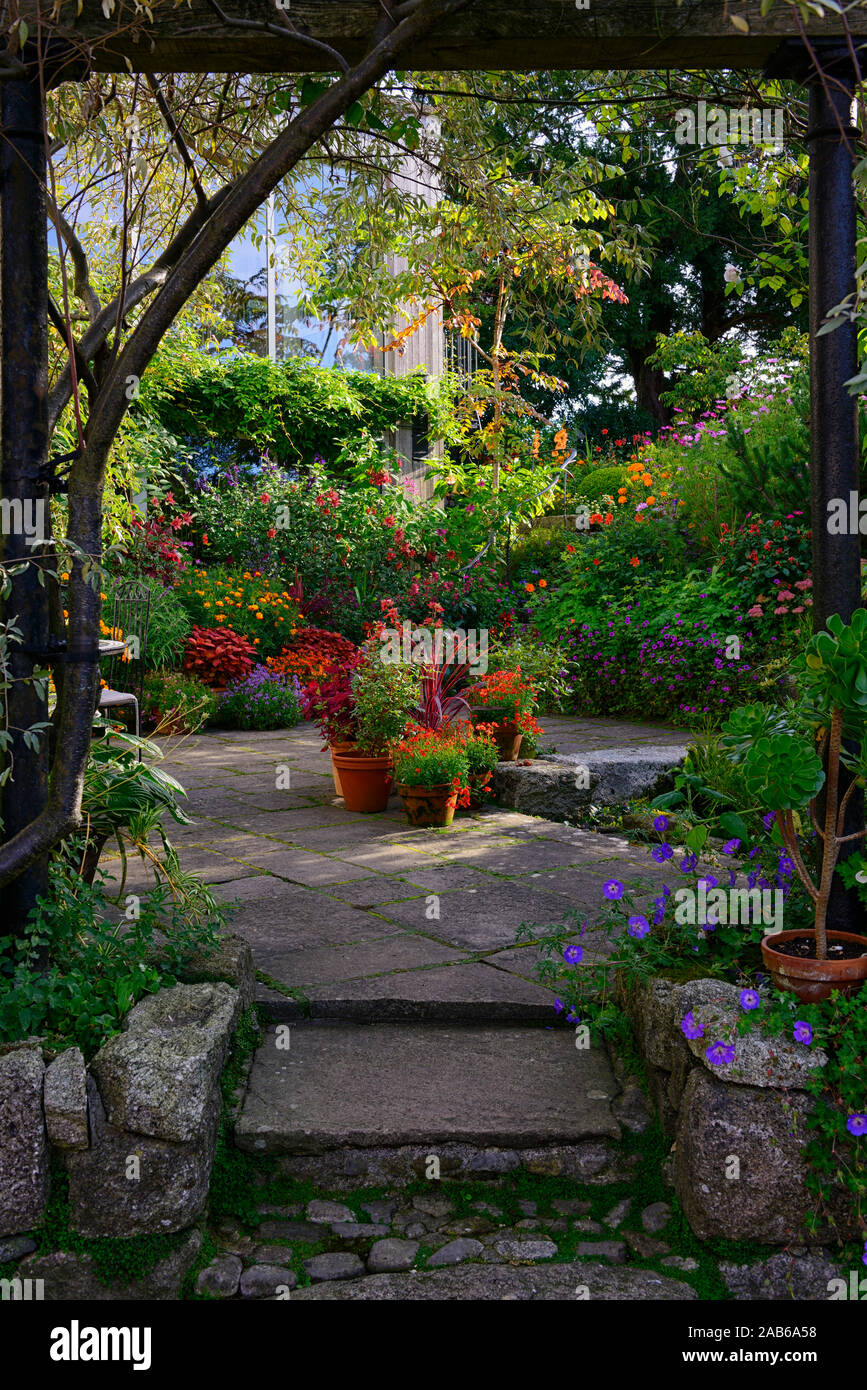 Jardineras de patio fotografías e imágenes de alta resolución - Alamy