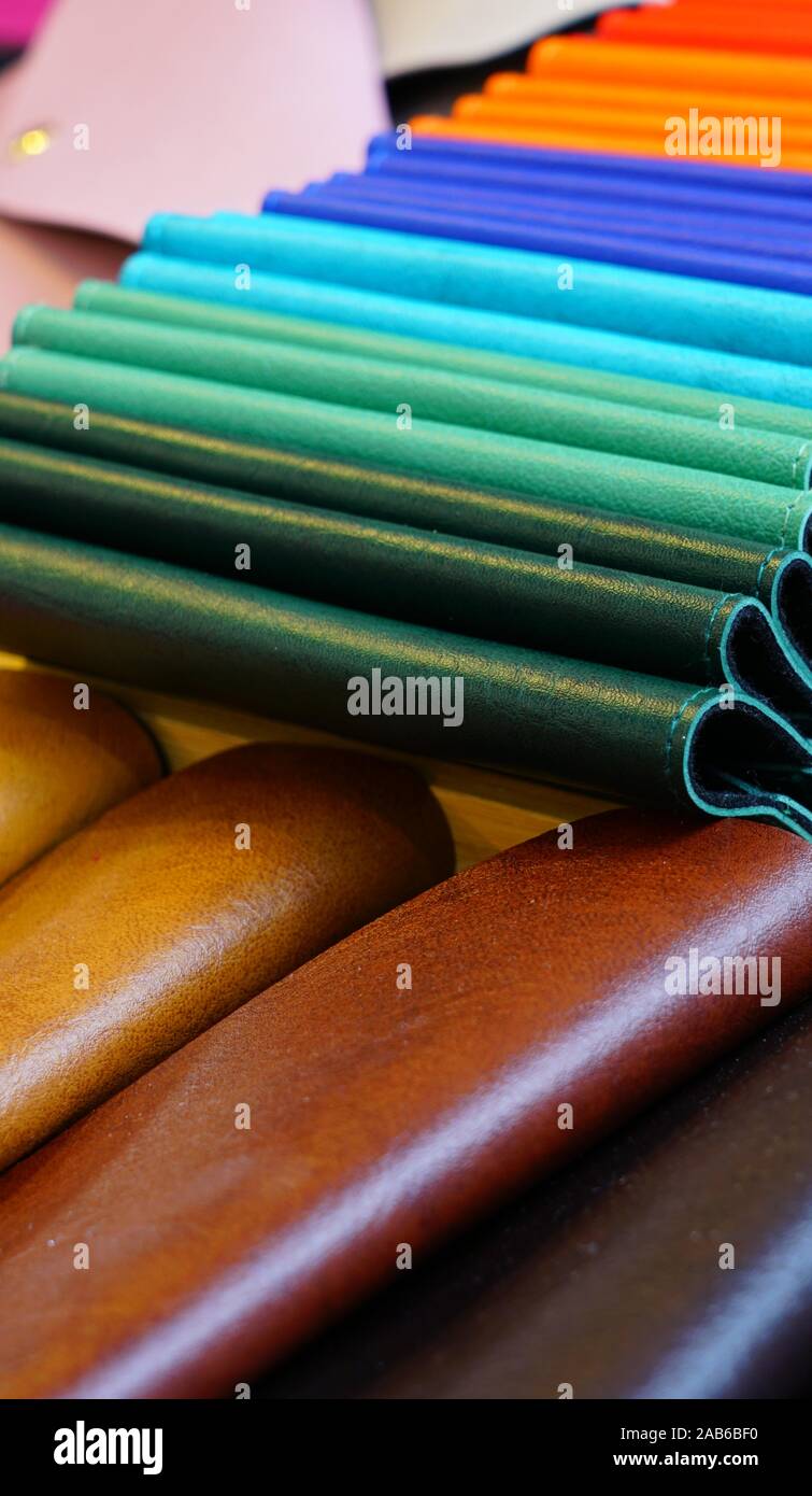Visualización de coloridas carteras de cuero Fotografía de stock - Alamy