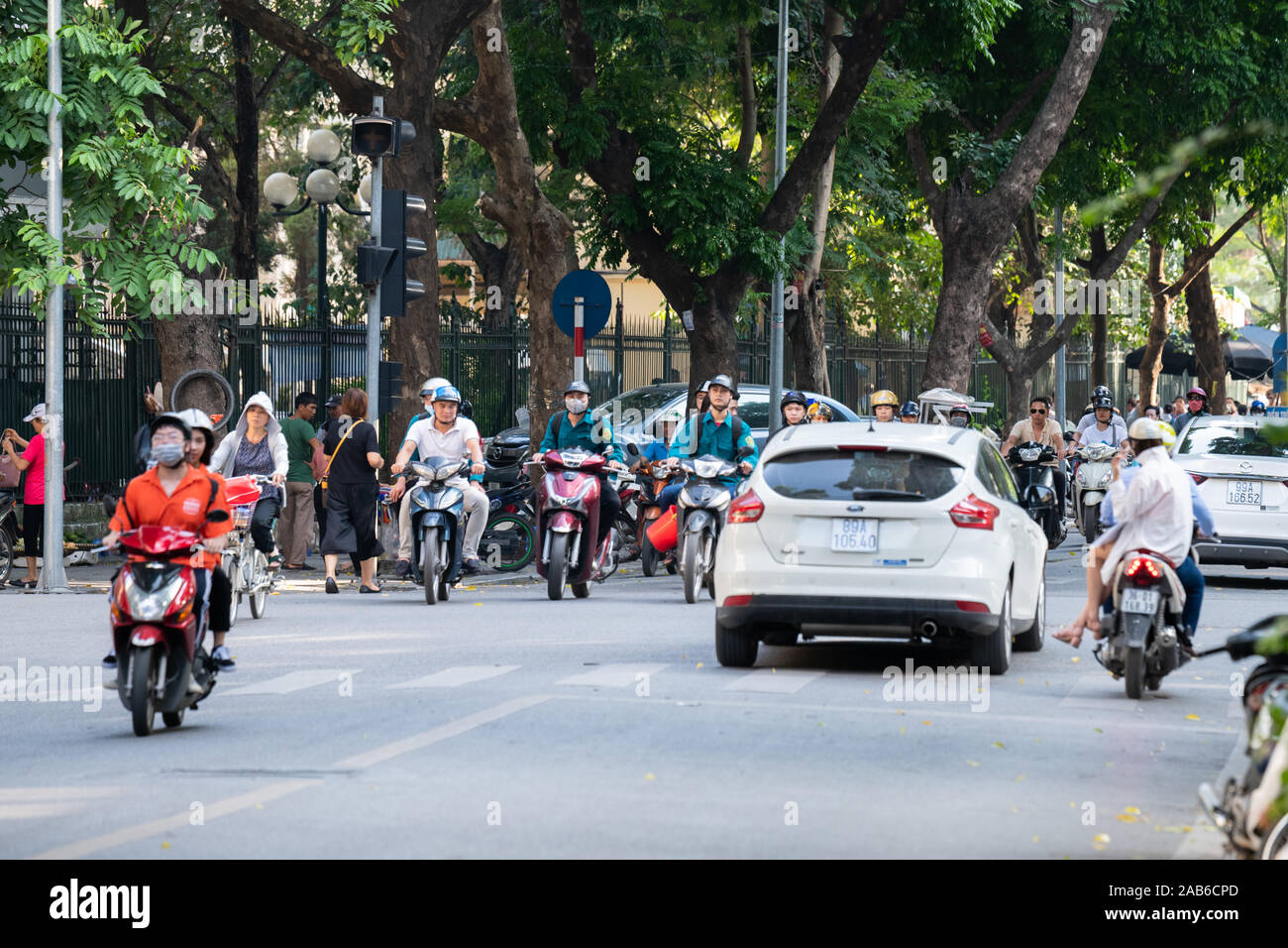 Hanoi, Vietnam - 18 de octubre de 2019: las carreteras llenas de tráfico en la capital Hanoi - principalmente, motos, bicicletas y ciclomotores Foto de stock