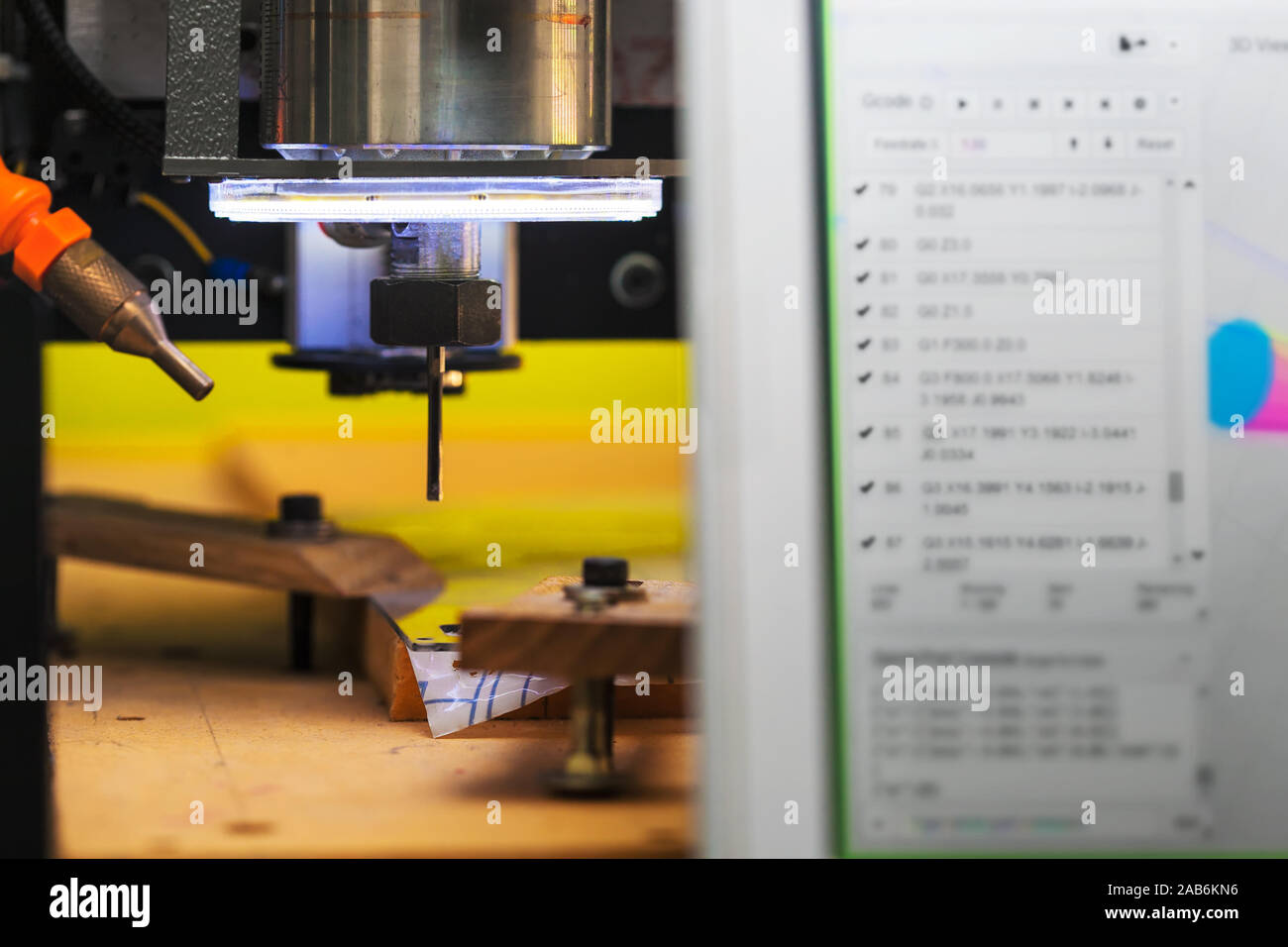 Una máquina CNC formas de corte de una lámina de plástico acrílico,  utilizando un ordenador para enviar comandos a la cortadora Fotografía de  stock - Alamy