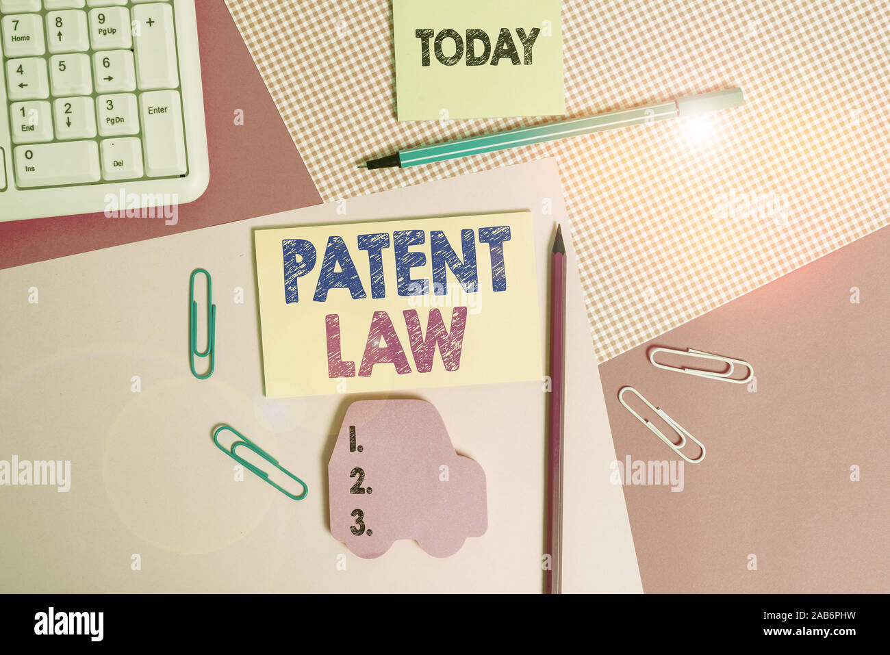 Escribir nota que muestra el Derecho de Patentes. Concepto de negocio para ofertas con un inventor s tiene derecho exclusivo a utilizar su propio invento escrito equipos y equipo Foto de stock