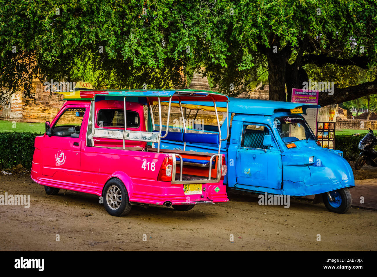 Ayutthaya, Tailandia - Oct 29, 2019: Tuk Tuk en el Parque Histórico de Ayutthaya. Es un lugar histórico que ha sido registrada como Patrimonio de la Humanidad el p. Foto de stock