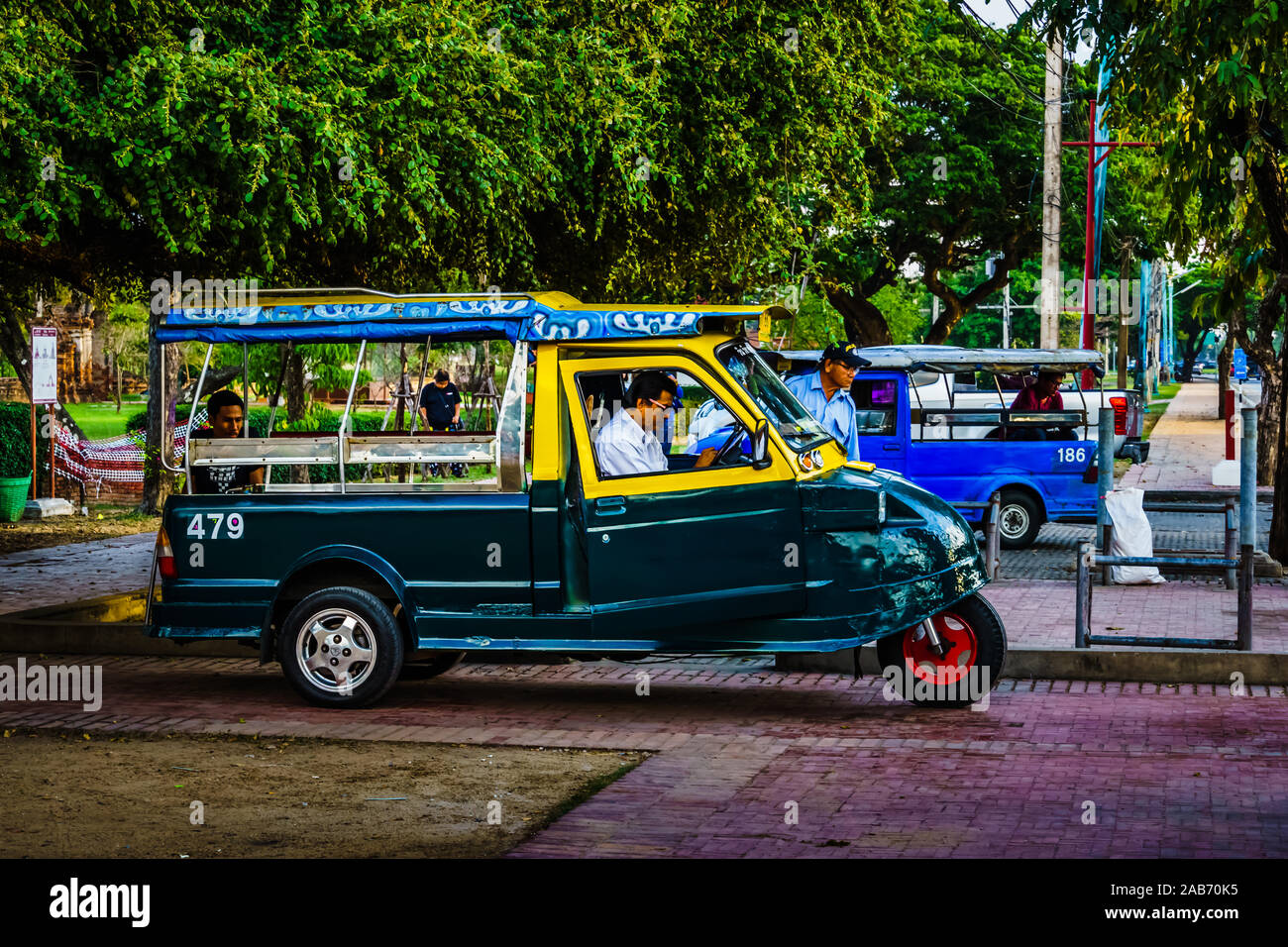 Ayutthaya, Tailandia - Oct 29, 2019: Tuk Tuk en el Parque Histórico de Ayutthaya. Es un lugar histórico que ha sido registrada como Patrimonio de la Humanidad el p. Foto de stock