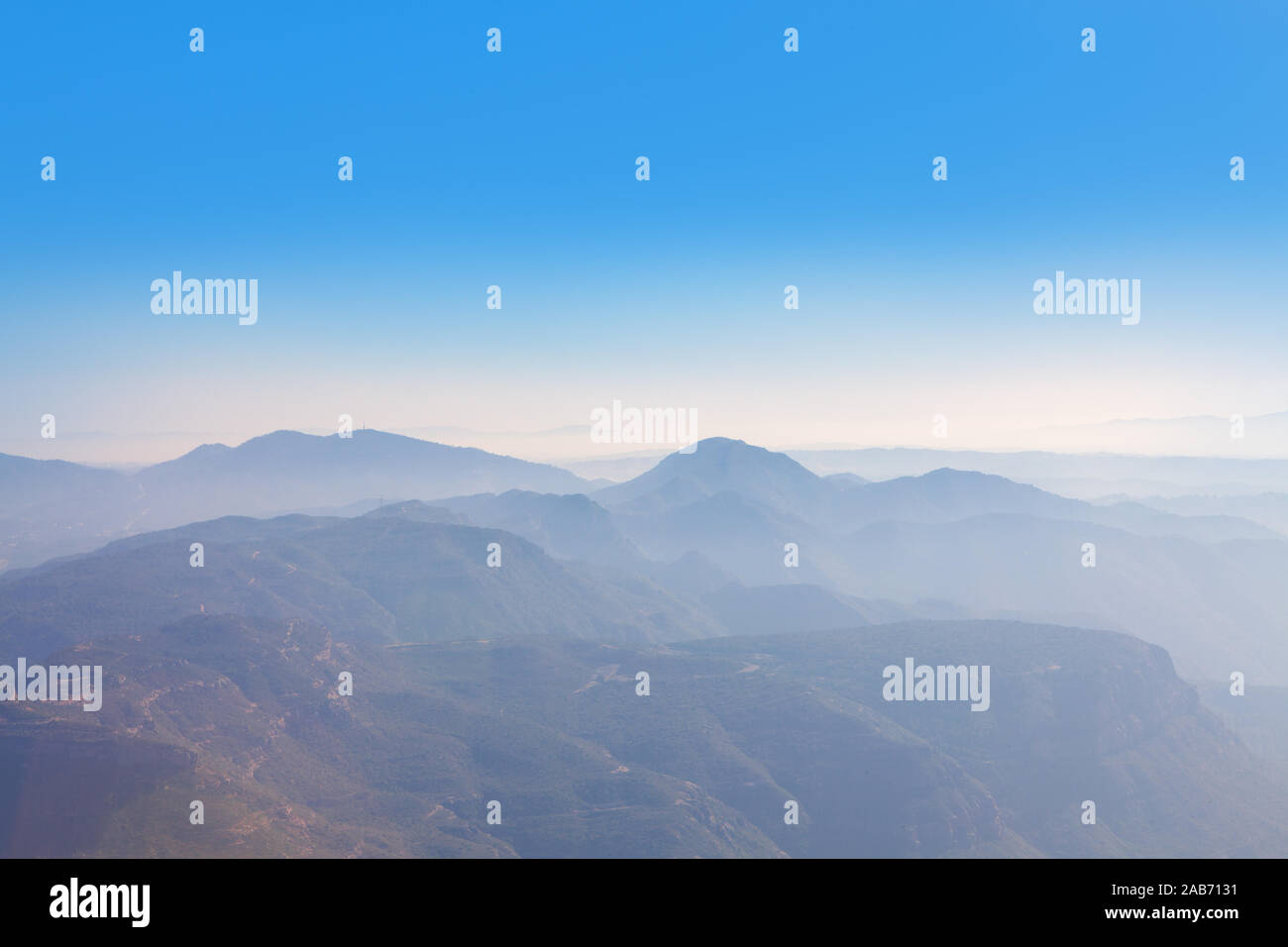 Azul fantástico paisaje con cordillera Foto de stock