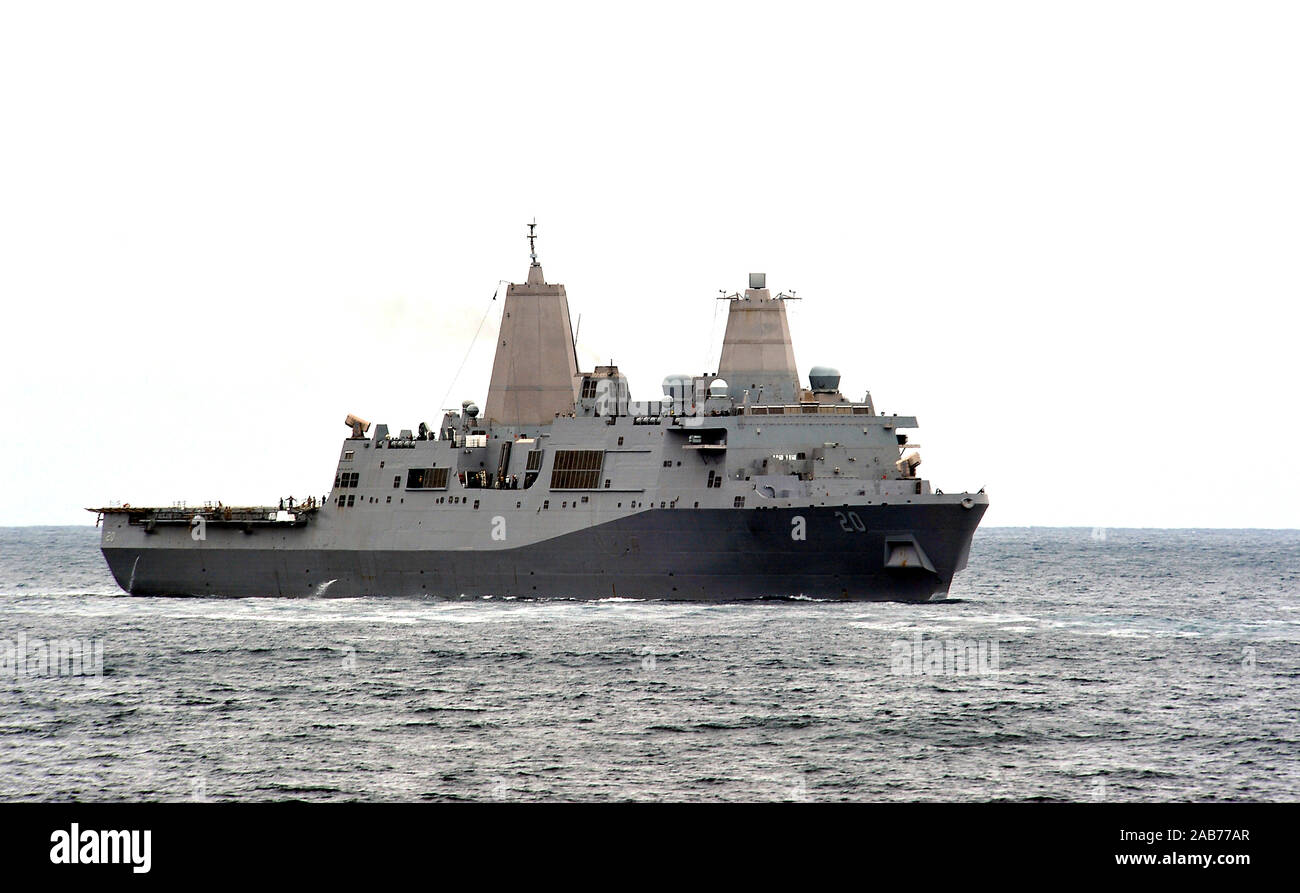 Océano Pacífico (Ago. 23, 2012) El muelle de transporte anfibio buque USS Green Bay (LPD 20) transita por el Océano Pacífico durante un ejercicio de certificación. El ejercicio es el último ejercicio previo al despliegue, el cual está diseñado para fortalecer la capacidad teamÕs azul-verde para operar juntos y responder a diversas situaciones mientras se despliega. Foto de stock
