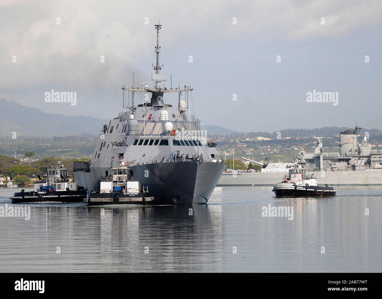 BASE conjunta de Pearl Harbor HICKAM (11 de marzo de 2013) remolcadores ayudar el Littoral Combat Ship USS Freedom (LCS 1) como llega a base conjunta Pearl Harbor-Hickam puerto previsto para visitar durante un despliegue en la región de Asia y el Pacífico. Foto de stock