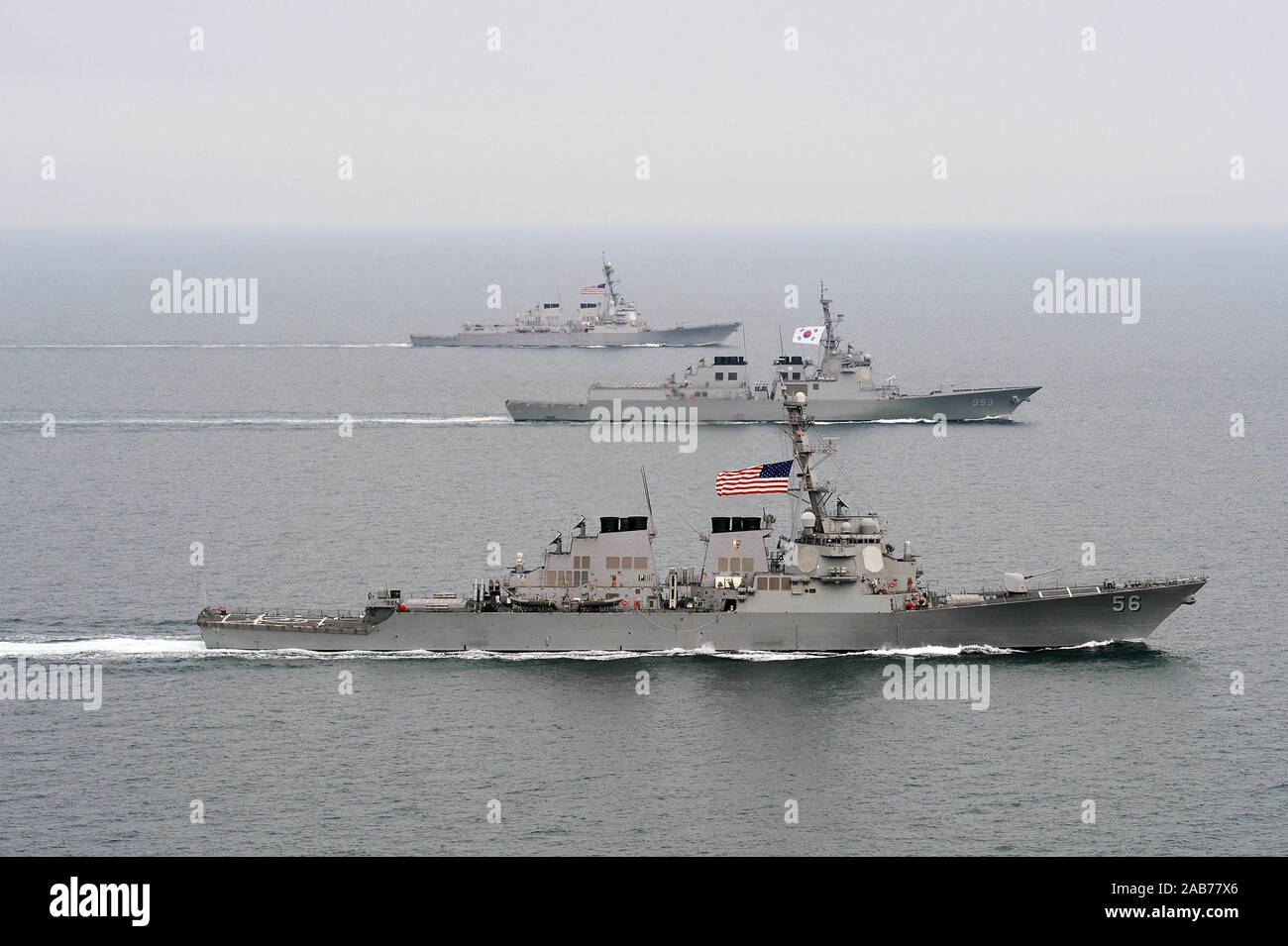 (17 de marzo de 2013) La clase Arleigh Burke de misiles guiados destructor USS John S. McCain (DDG 56), delantero, la Armada de la República de Corea destructor de clase Aegis ROKS Seoae-Yu-Seong-Ryong (DDG 993), media y de la clase Arleigh Burke de misiles guiados destructor USS McCampbell (DDG 85) se mueven hacia la formación durante el ejercicio Foal Eagle 2013. Foto de stock