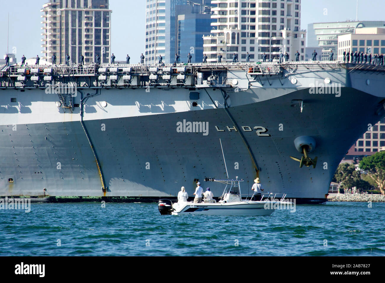 SAN DIEGO (Ago. 14, 2012) el buque de asalto anfibio USS Essex (LHD 2) transita por la bahía de San Diego como el buque regresa a casa después de haber participado en el borde del Pacífico (RIMPAC) Ejercicio. Foto de stock